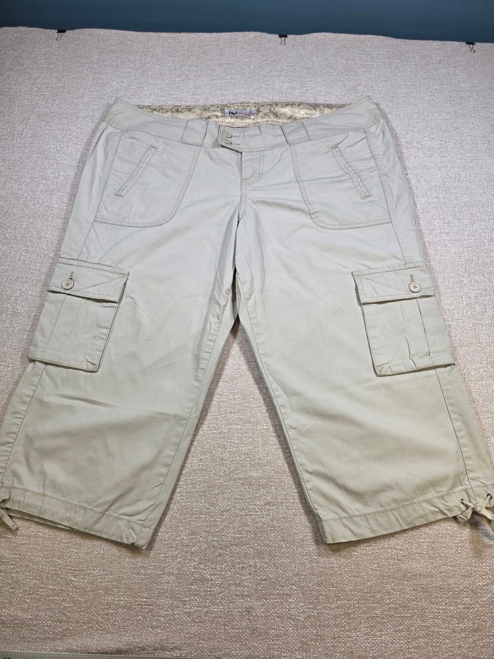 l.e.i. Womens Size 18 Khaki Cargo Capri Pants Tan Drawstring Hem Crop Pockets